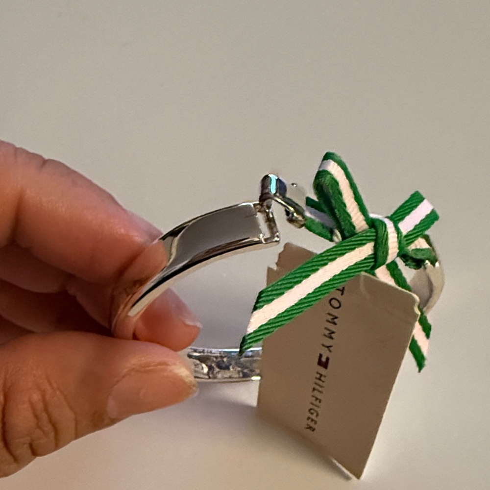 Tommy Hilfiger Silver Hair Band with Green and White Bow - Picture 4 of 5